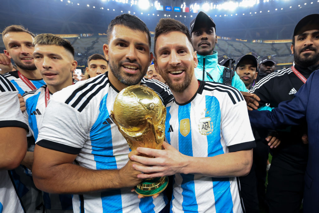 Sergio Aguero and Lionel Messi with the World Cup trophy