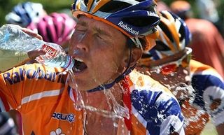 Michael Boogerd (Rabobank) douses himself with water on the long, hot ride to Le Grand Bornard