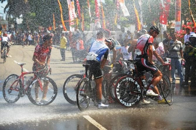 The peloton take the chance to cool down after the stage