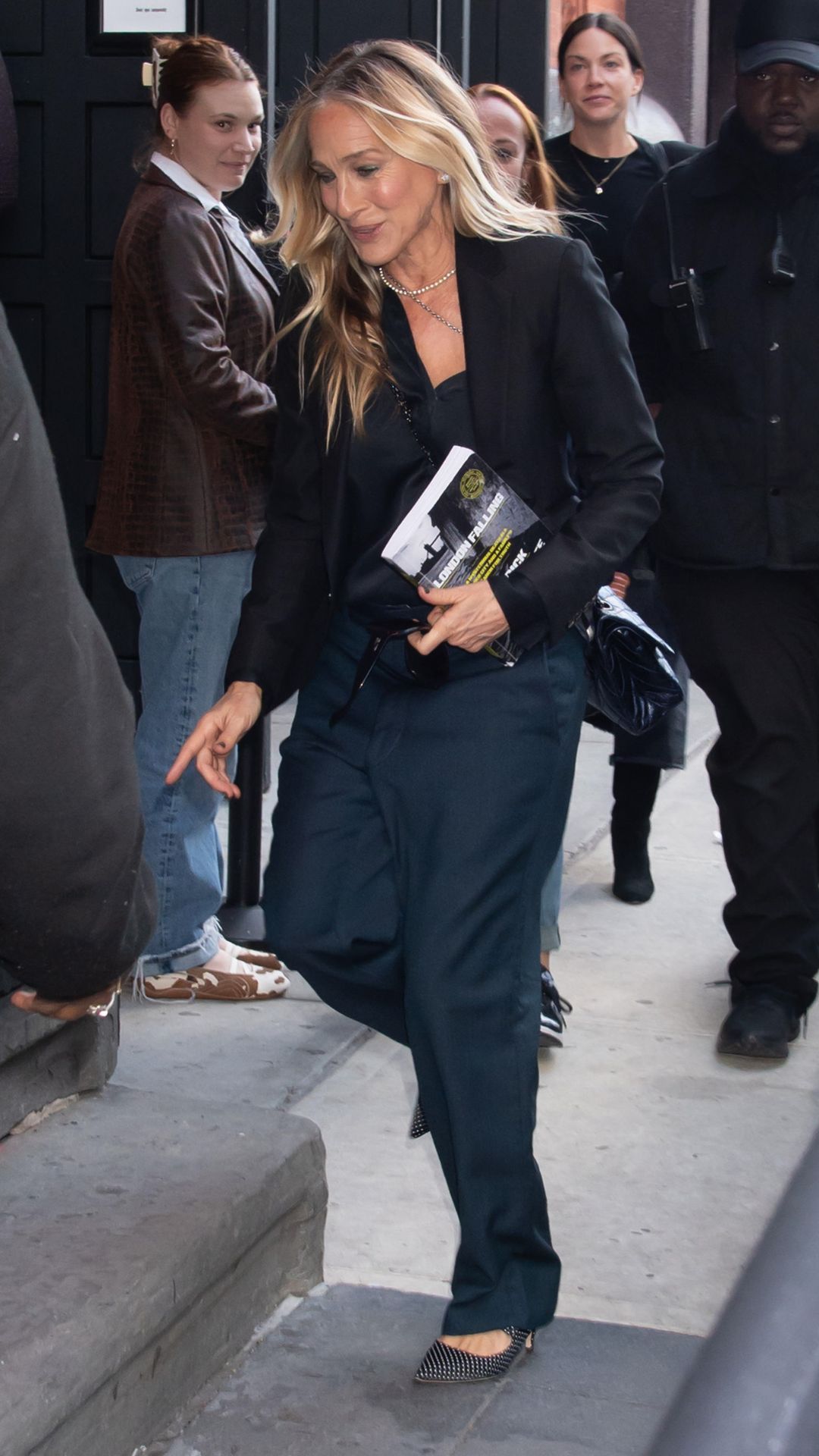 sarah jessica parker wearing black and navy outfit