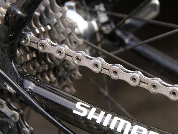 The prototype Dura-Ace 7900 chain looks to be far lighter than the current one with its hollow pins and relieved inner plates.