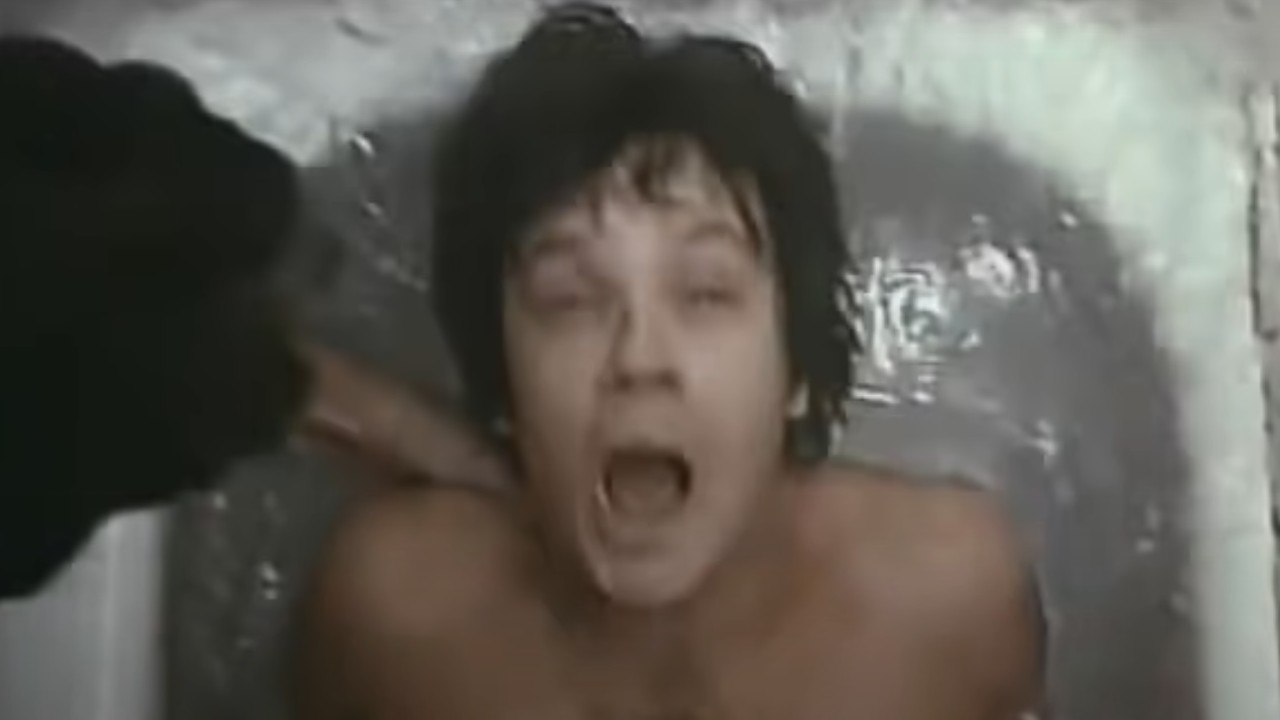 Tim Robbins recibiendo un terrible baño de hielo en Jacob's Ladder