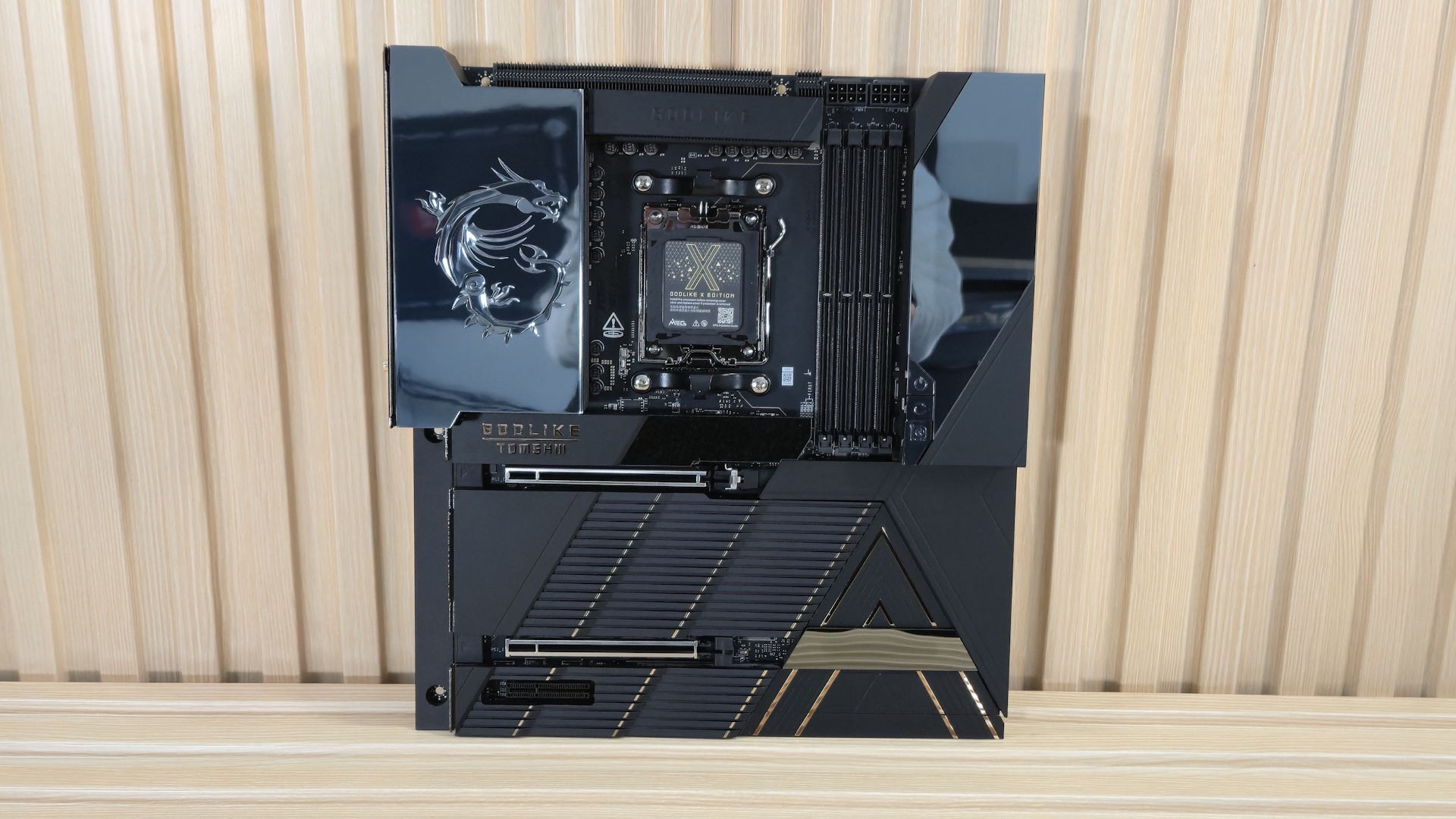 MSI X870E Godlike X - Board pics