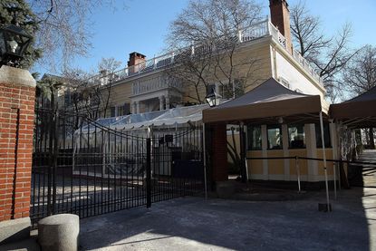 NYC Mayor de Blasio erects 'privacy fence' around Gracie Mansion
