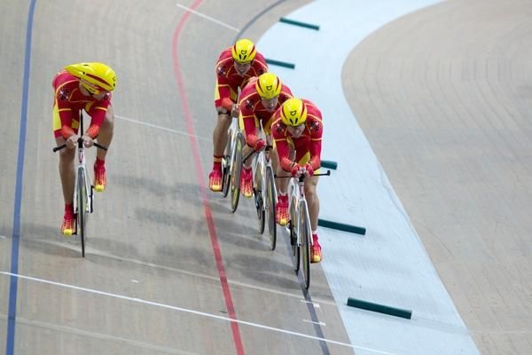 The Spanish quartet in full flight in the team pursuit.