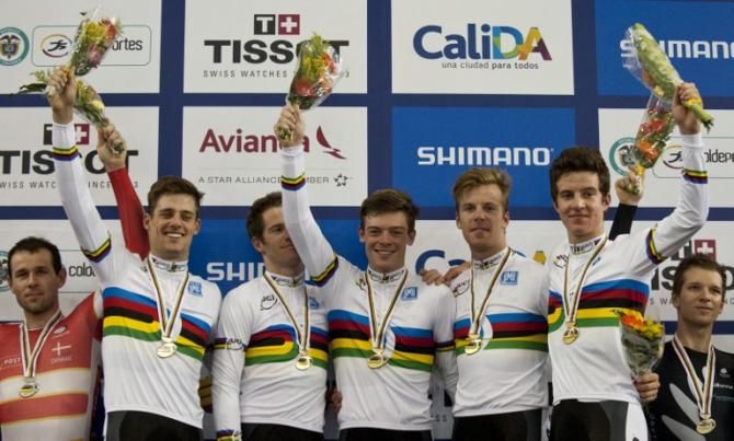Team Autralia's Luke Davison (2-L), Glenn O'shea (1-L), Alexander Edmondson (C), Mitchell Mulhern (1-R) and Miles Scotson (2-R) pose after winning the gold medal during the Men's Team Pursuit