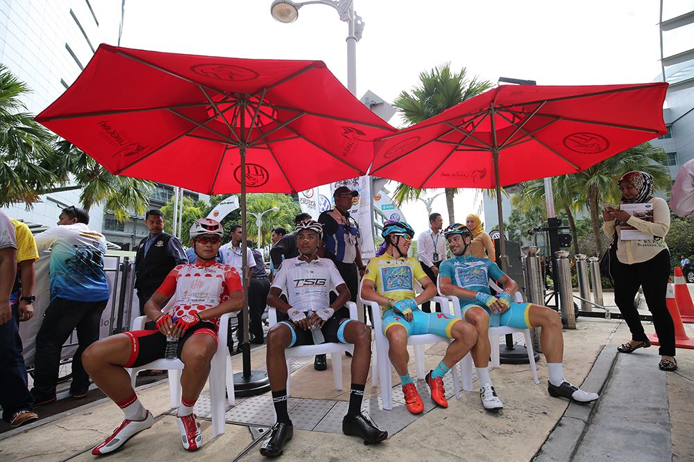 The jersey wearers sit in the shade