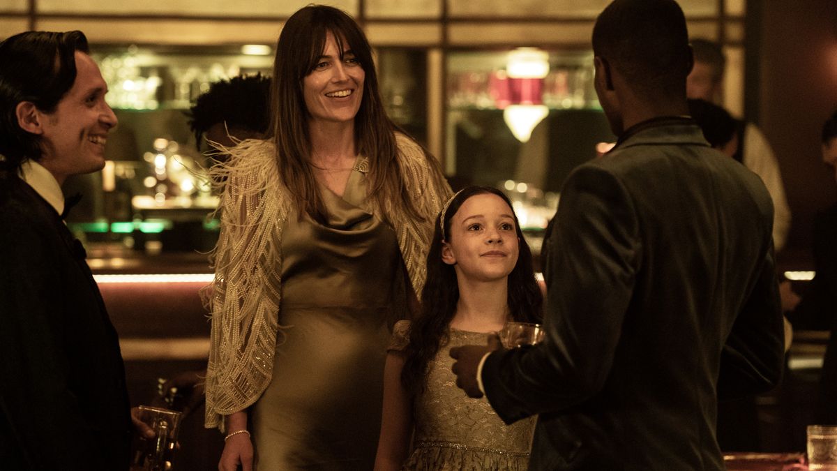 Lauren Galzier as Brooke, Scarlett Blum as Lydia - Tales of the Walking Dead Season 1 Episode 3