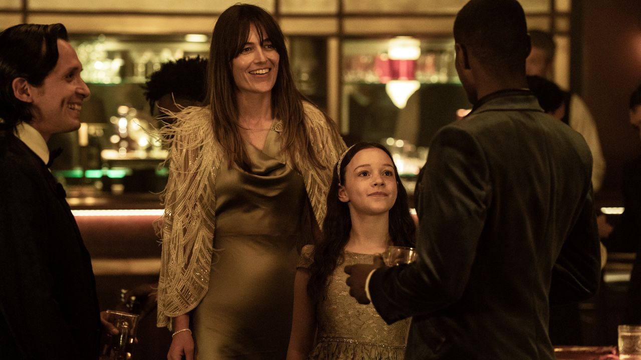 Lauren Galzier as Brooke, Scarlett Blum as Lydia - Tales of the Walking Dead Season 1 Episode 3