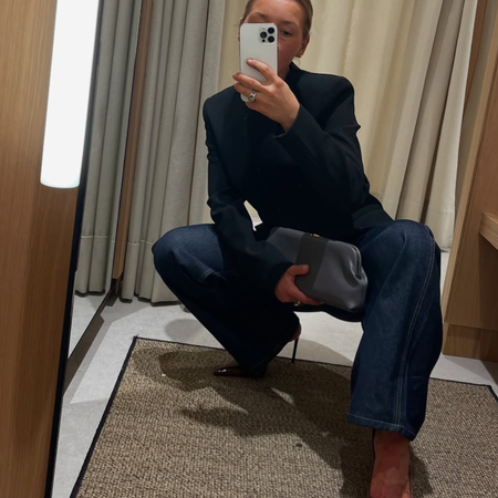 woman wearing best shoes to wear with dark wash jeans