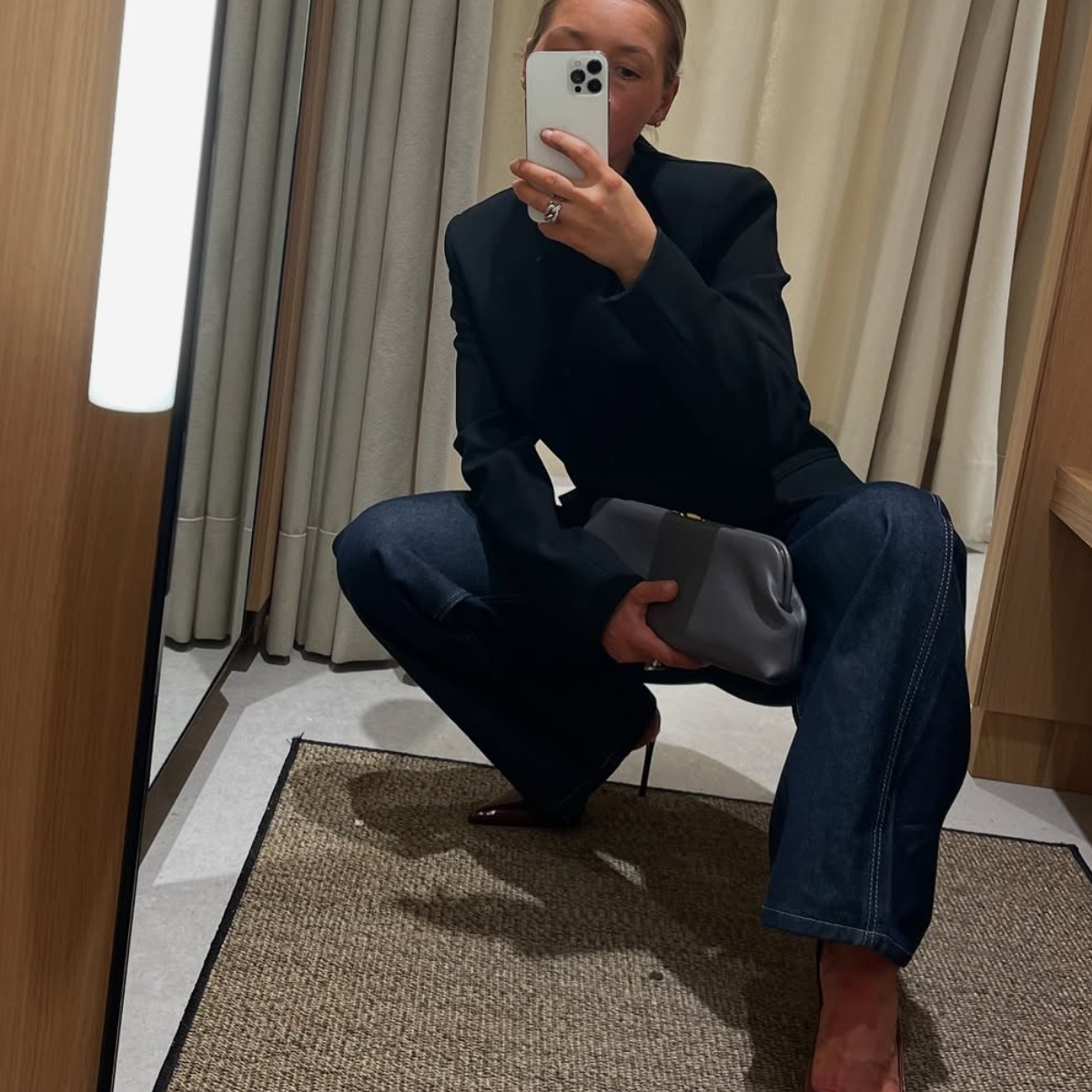 woman wearing best shoes to wear with dark wash jeans