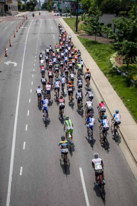 The men&rsquo;s field before chasing hard after the break