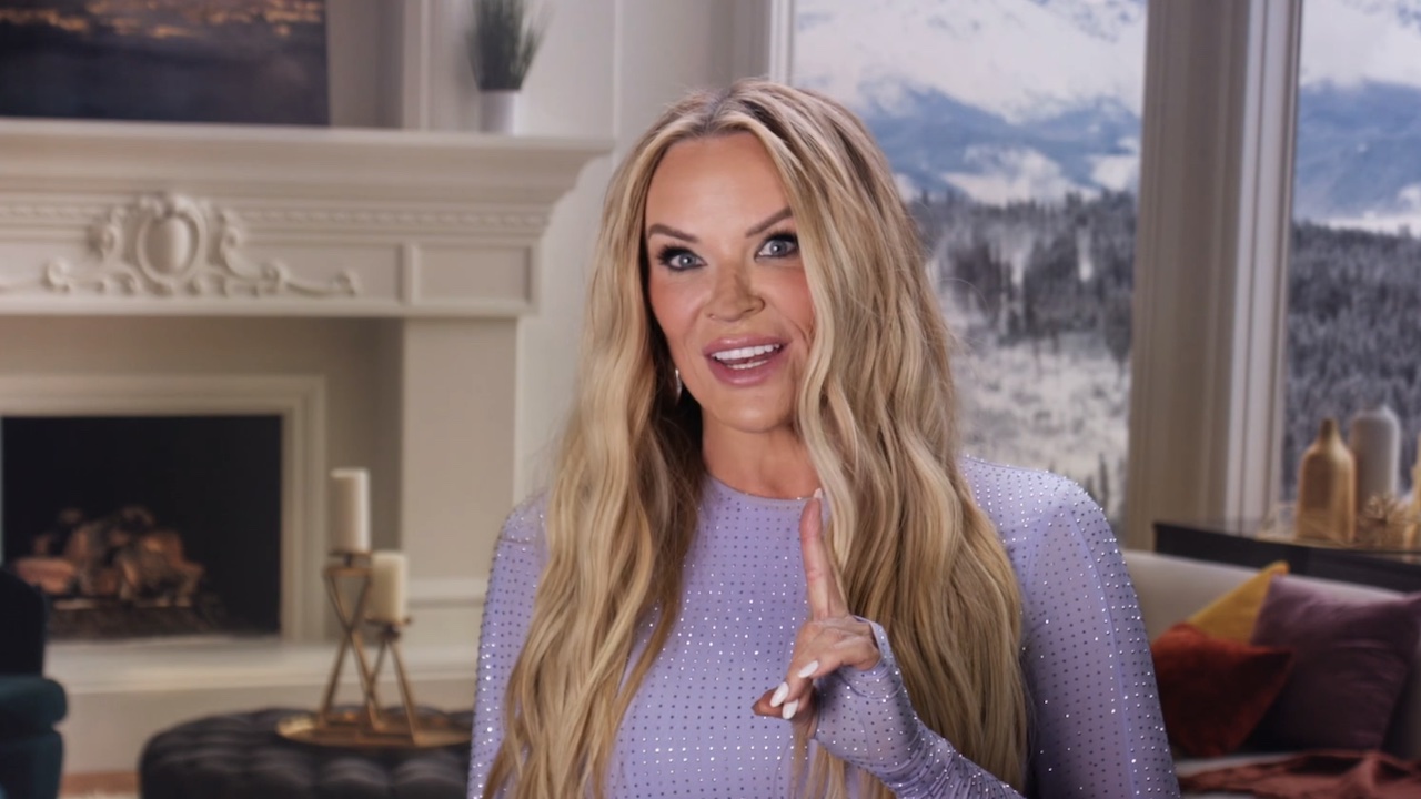 Heather with her finger up talking about Lisa in a confessional