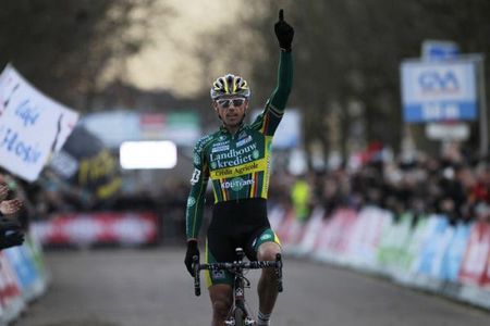 Sven Nys (Landbouwkrediet) wins Scheldecross for the third time in his career.