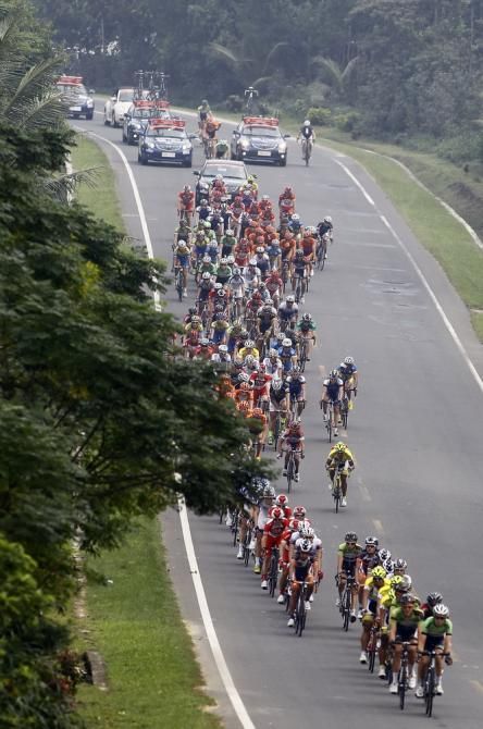 The peloton on stage 3