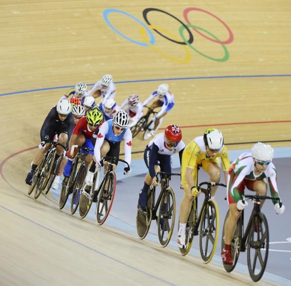The women's field, all strung out, during the omnium scratch race
