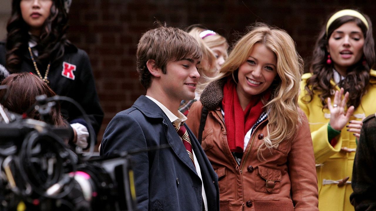 Chase Crawford and Blake Lively filming a Gossip Girl scene