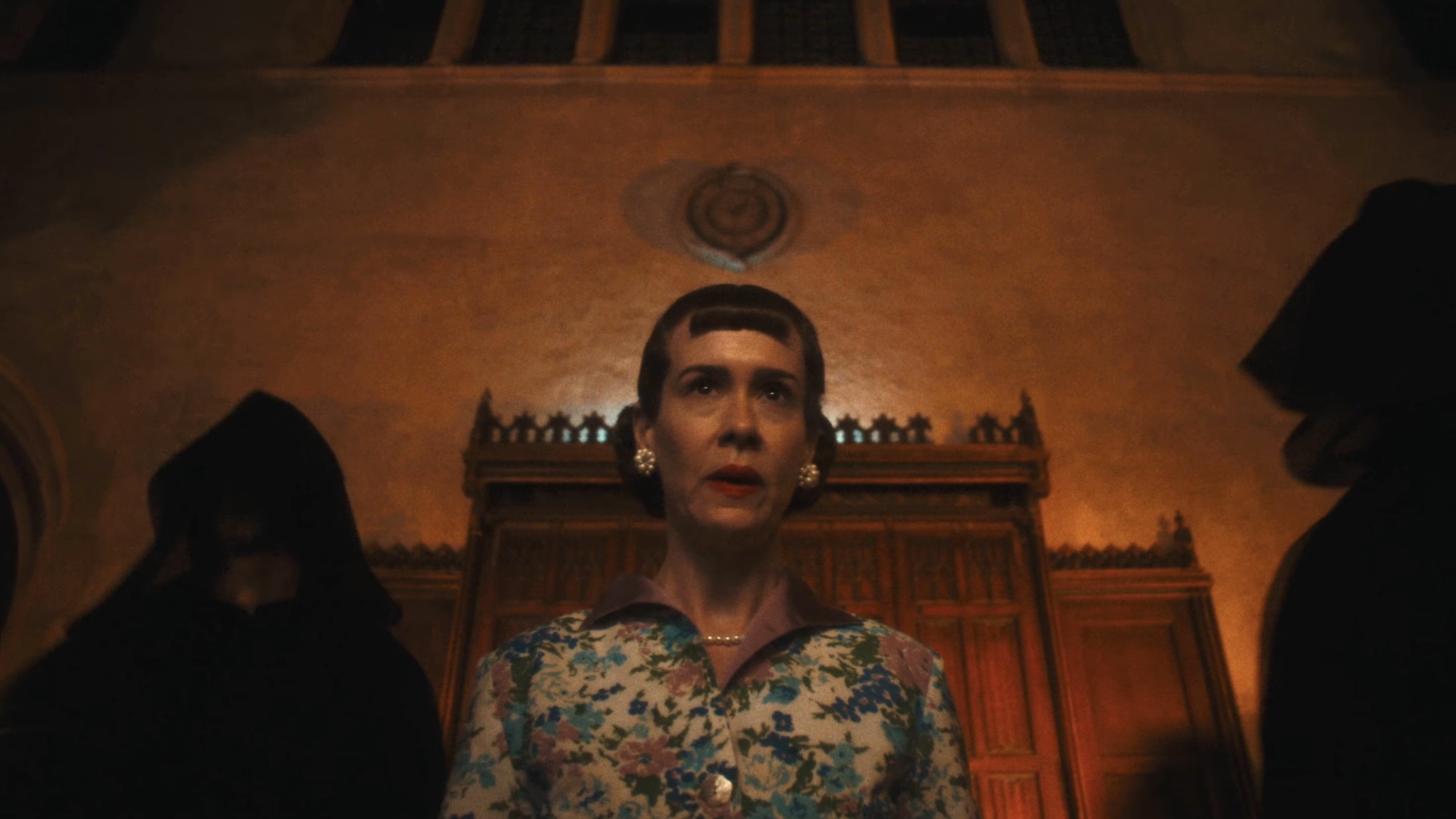 Mamie Eisenhower between hooded figures In American Horror Story 13