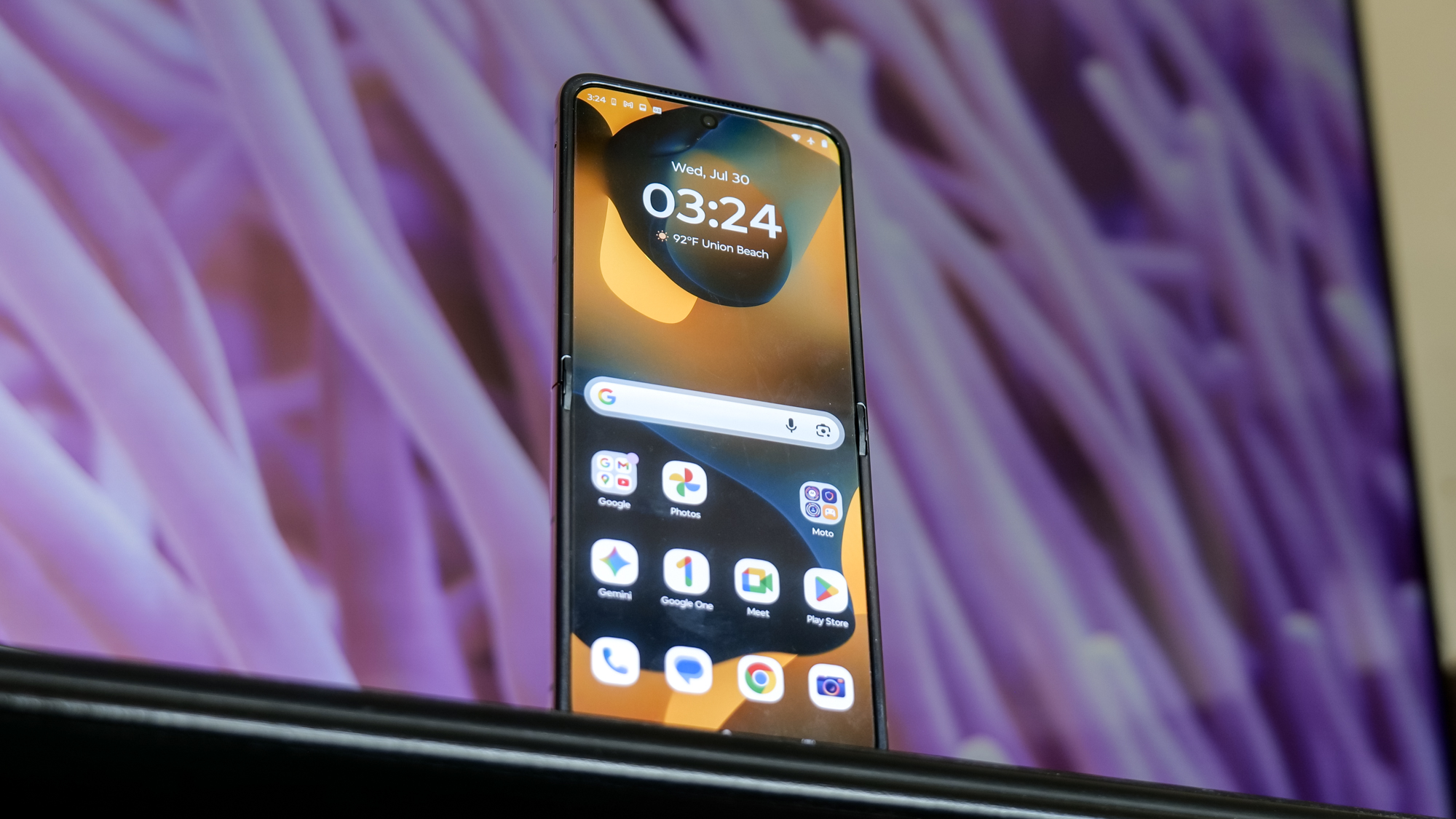 Motorola Razr Plus (2025) home screen.
