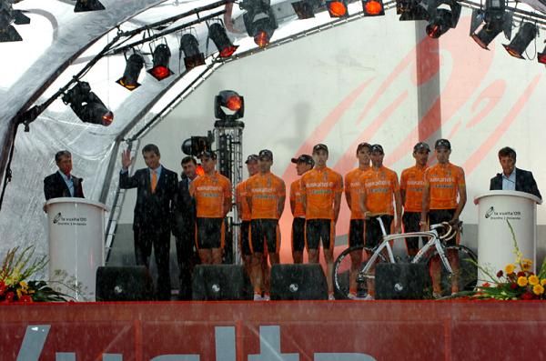 Euskaltel-Euskadi presented in the rain.