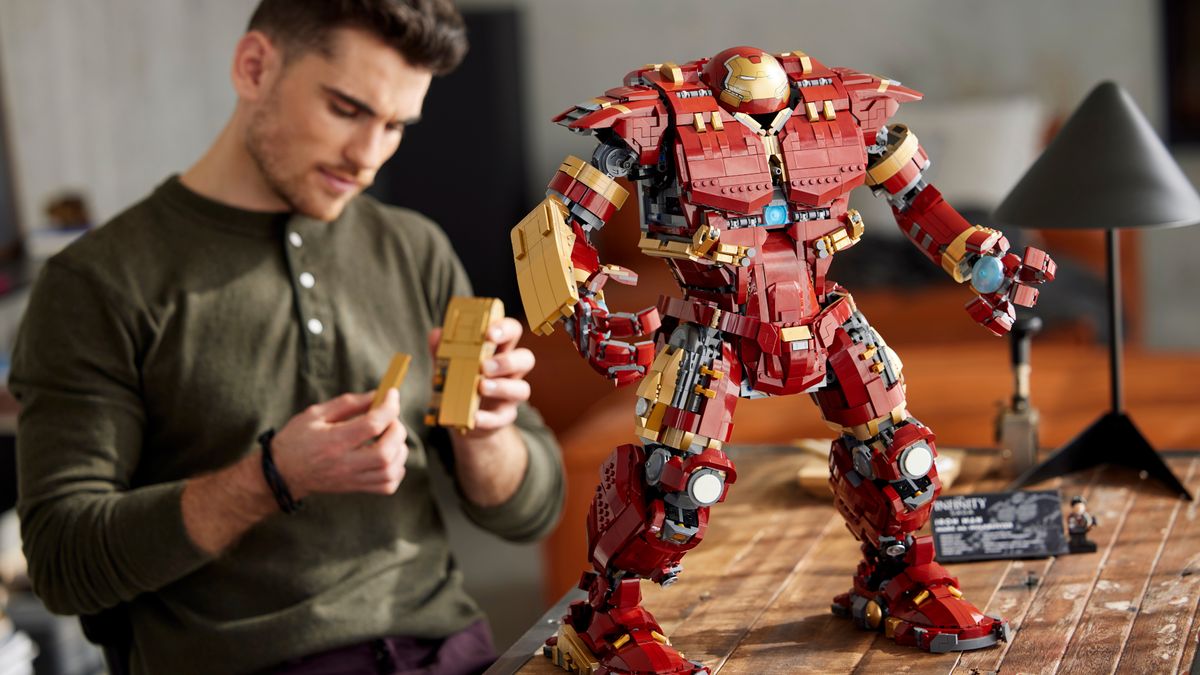 Suit up with this incredible Lego Marvel Hulkbuster set