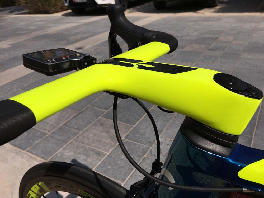 The long and aero Alabarda bar and stem