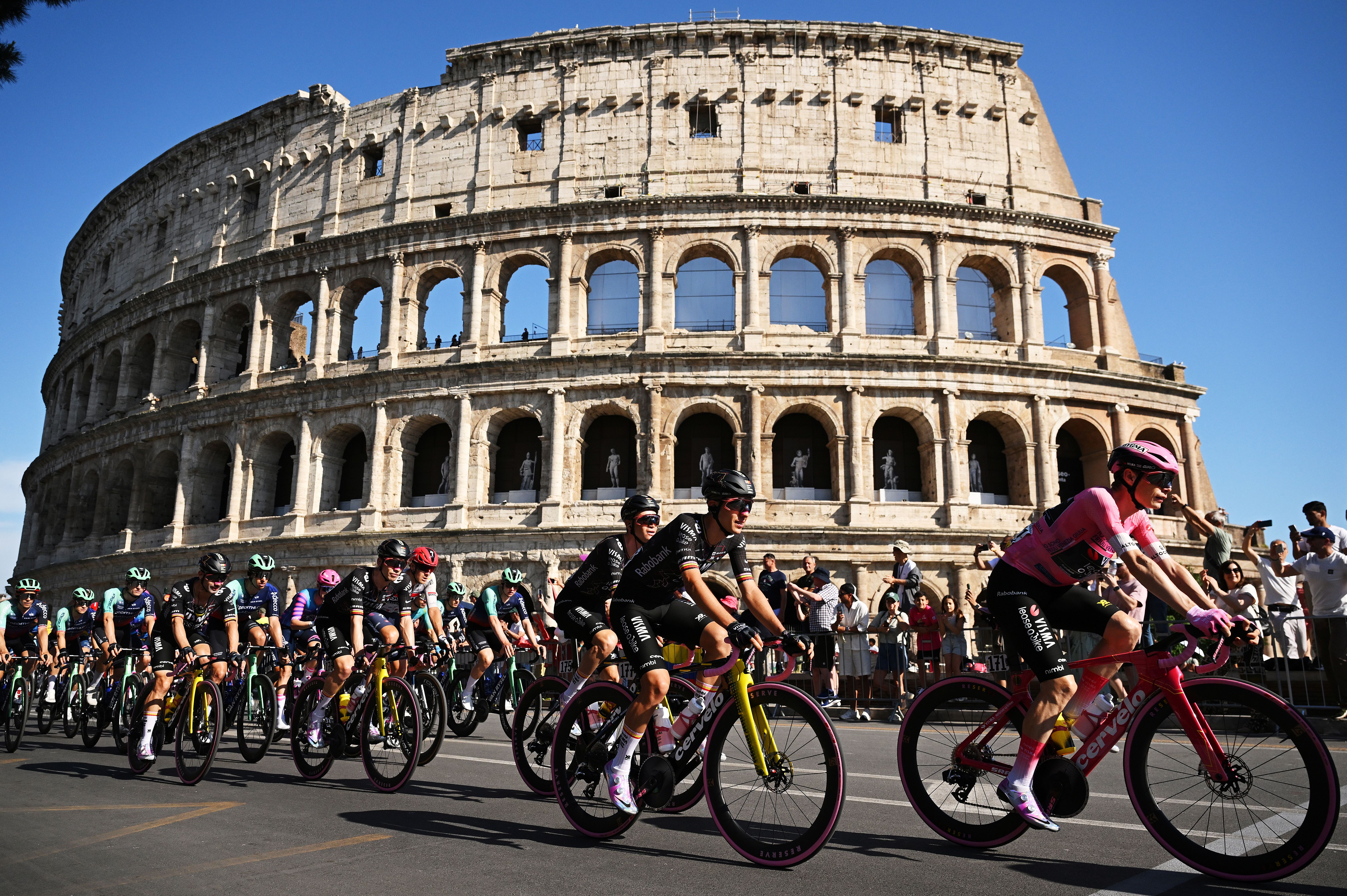 Giro d'Italia stage 21 LIVE: Riders enters the circuit around Rome as pace rises