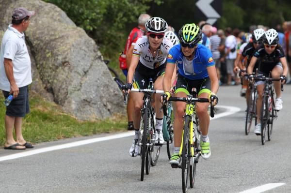 Tatiana Guderzo (SC MCipollini Giordana) and Judith Arndt (HTC-Highroad) chase the leaders.