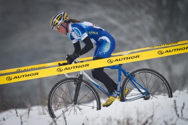 Katerina Nash (Luna Pro Team) en route to victory on a snowy circuit.