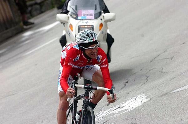Stefano Garzelli (Acqua &amp; Sapone-Caff&egrave; Mokambo) moves towards eventual victory.