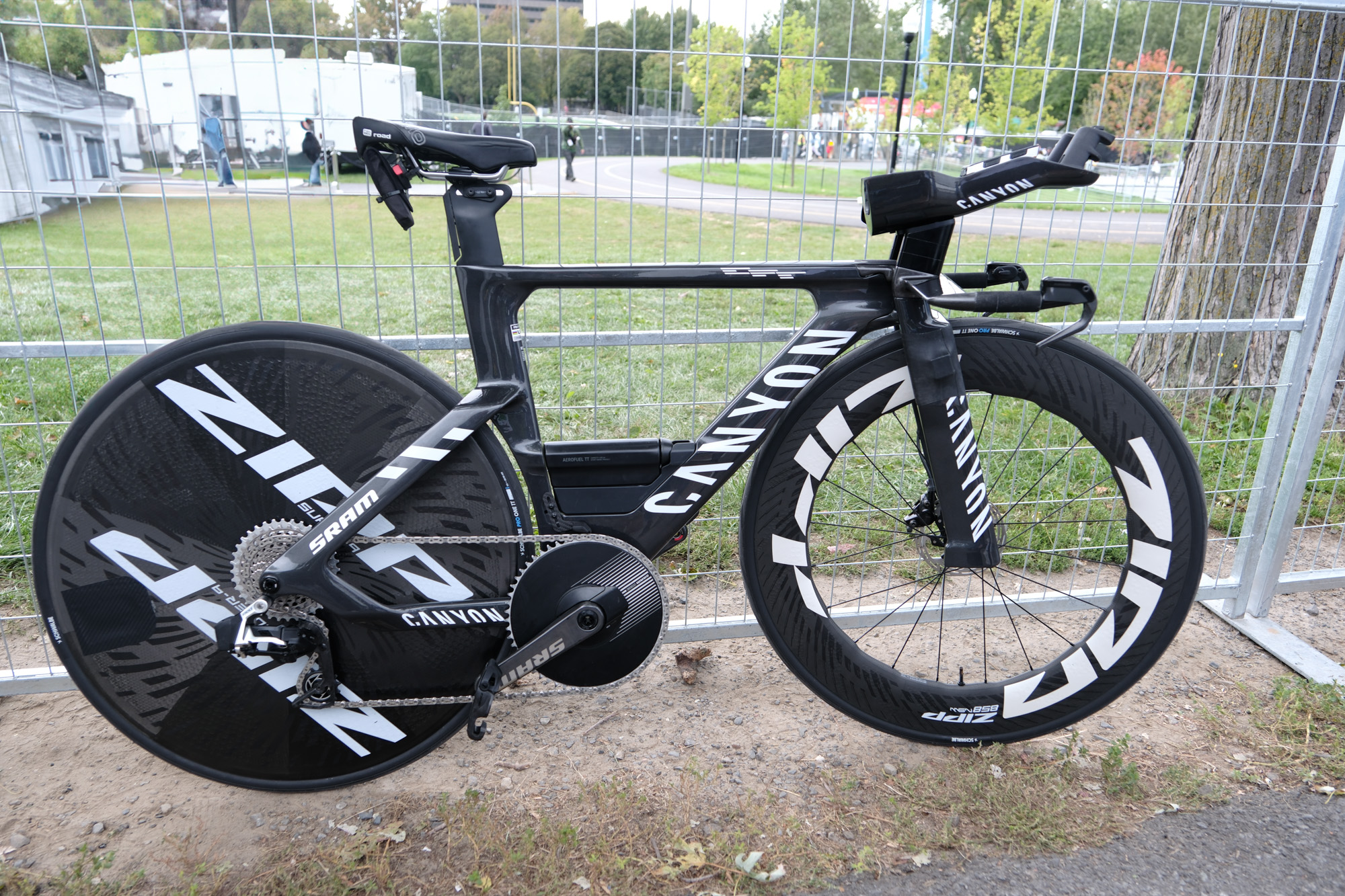 Antonia Niedermaier's Canyon Speedmax CFR TT against metal railings