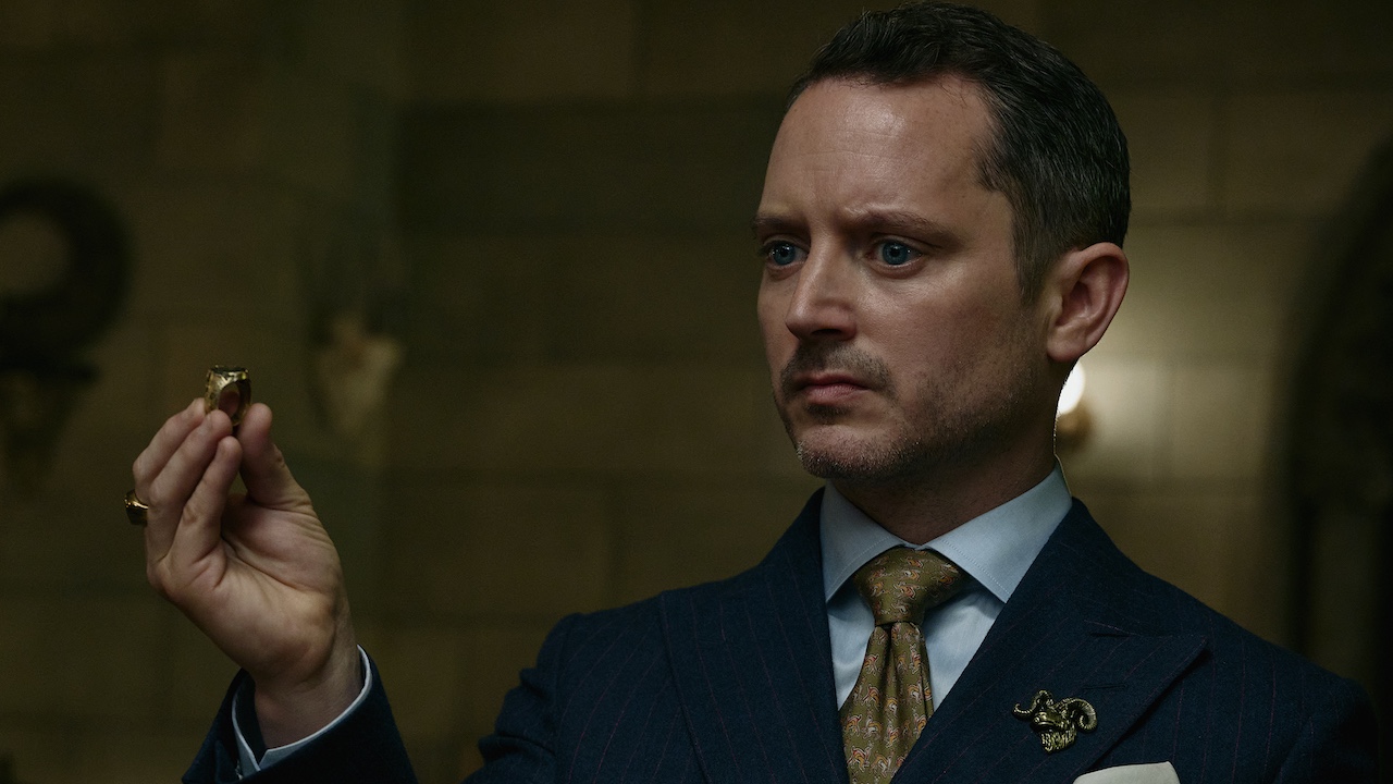 『レディ・オア・ノット2:ヒア・アイ・カム』で指輪を掲げるイライジャ・ウッド