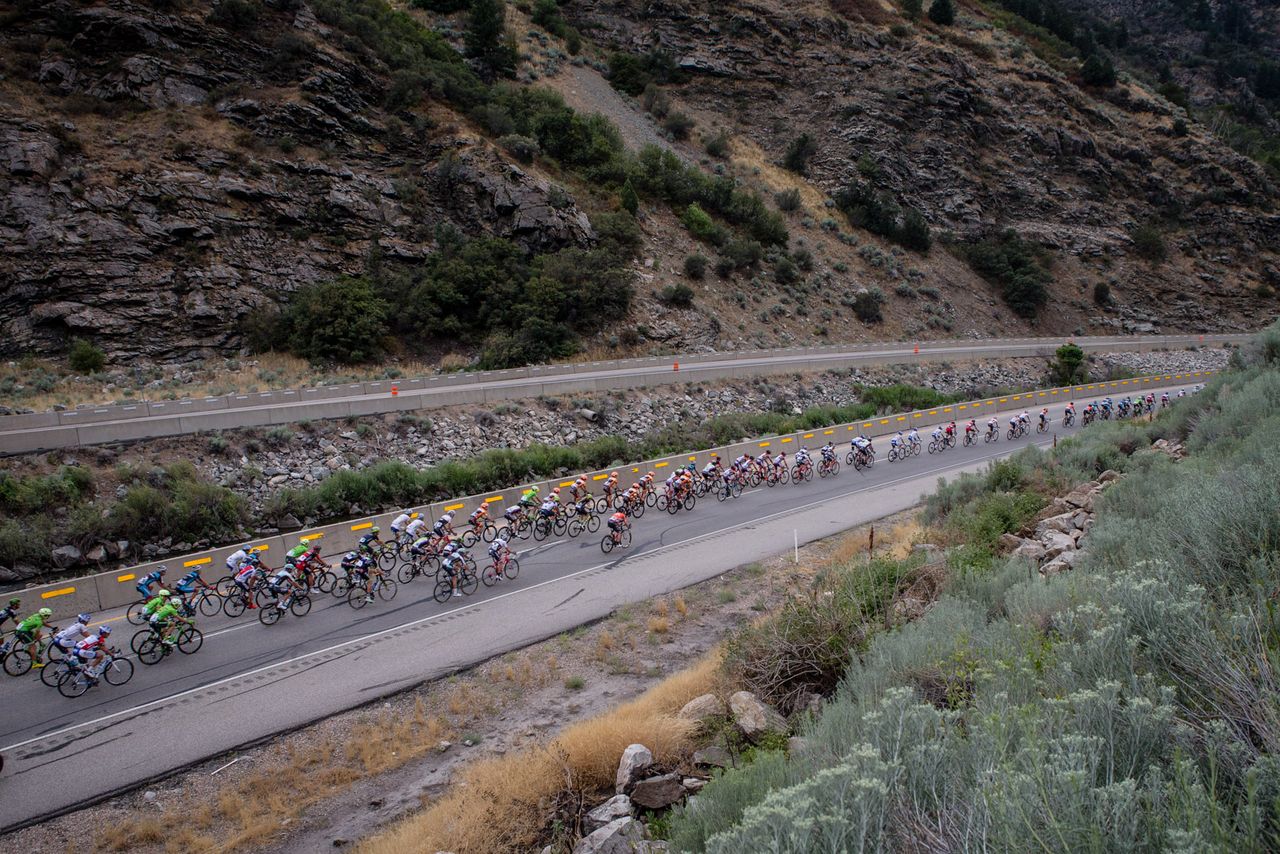 The peloton descends towards Bountiful.