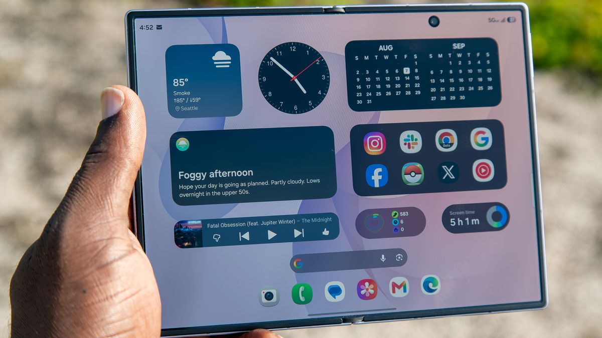 Galaxy Z Fold 8 internal folding display outside