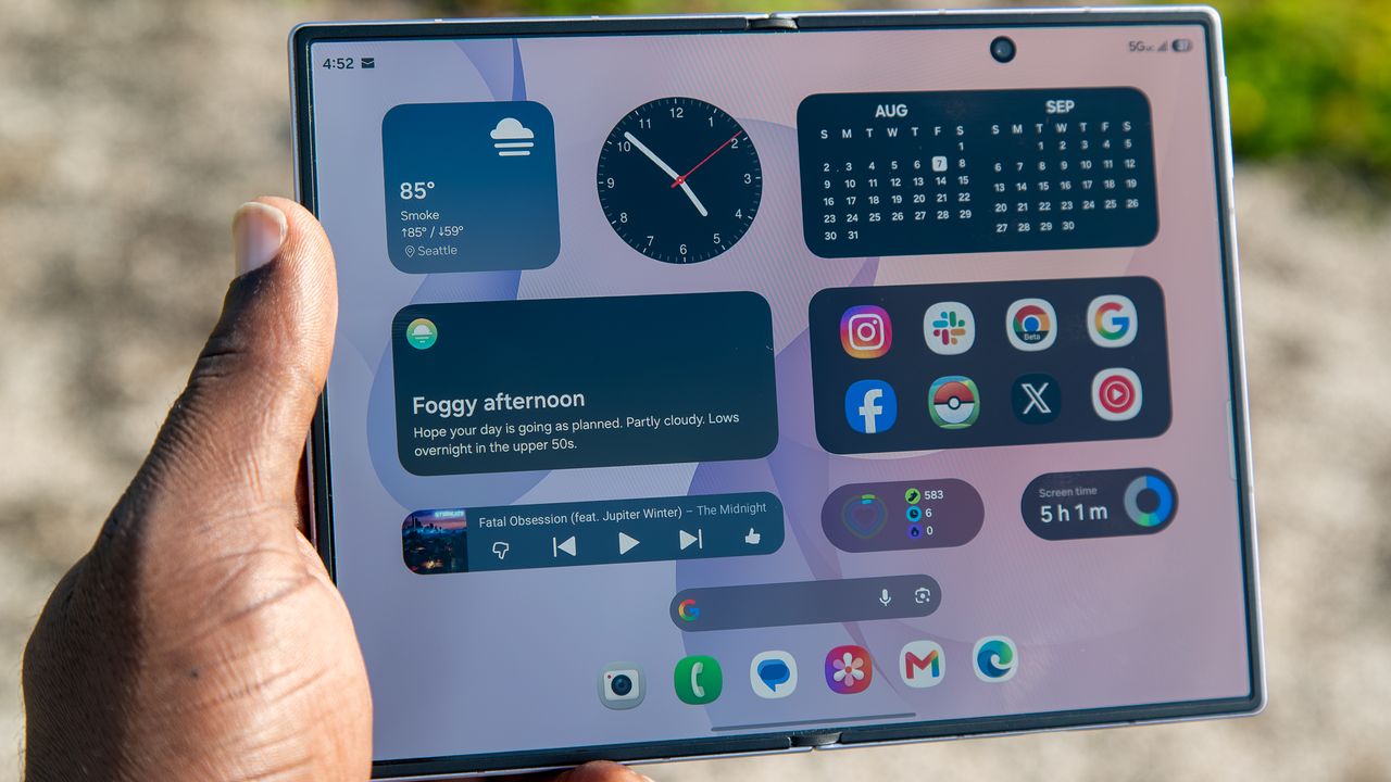 Galaxy Z Fold 8 internal folding display outside