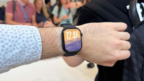 Apple Watch Series 10, 46 millimètres, au poignet