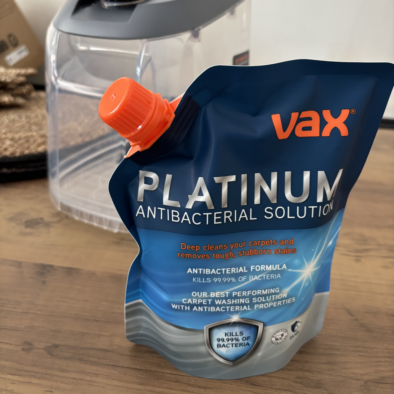 Filling VAX Platinum SmartWash XL Advanced clean water tank with solution