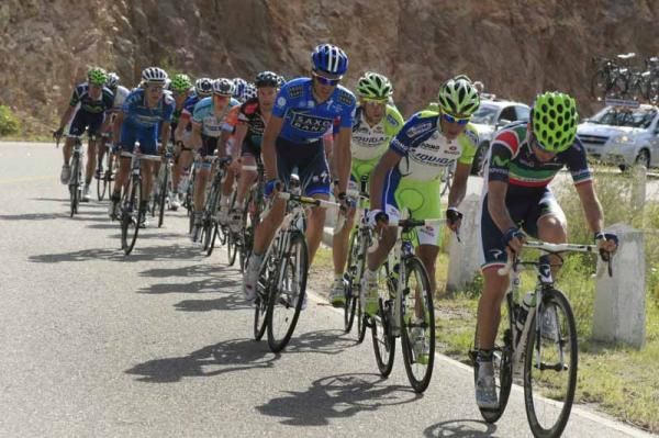 Giovanni Visconti (Movistar) leads the group with Alberto Contador (SaxoBank) and Vincenzo Nibali