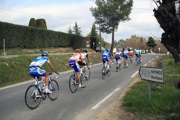 Boys, this is the way to Fayence, the finishing town.