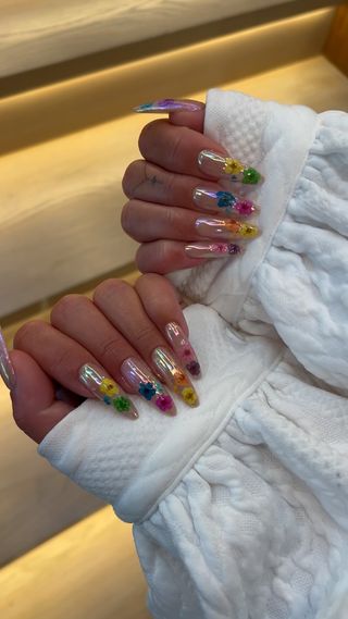 Spring nail designs created by @nailsbyzola.