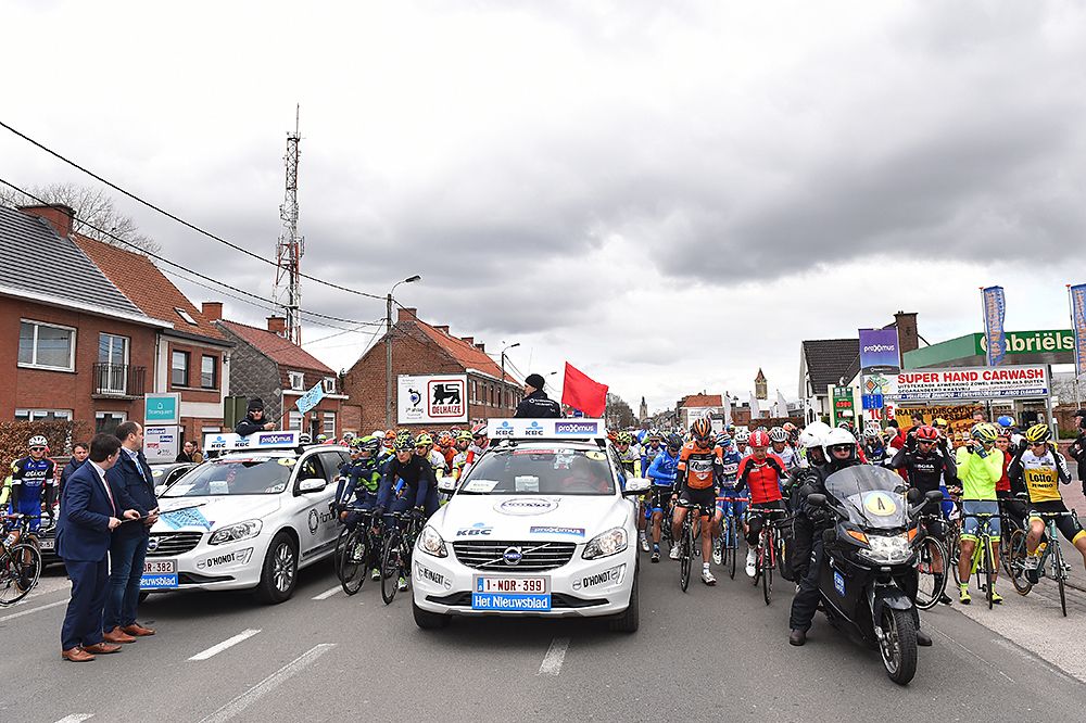 Dwars door Vlaanderen start line - riders ready to race
