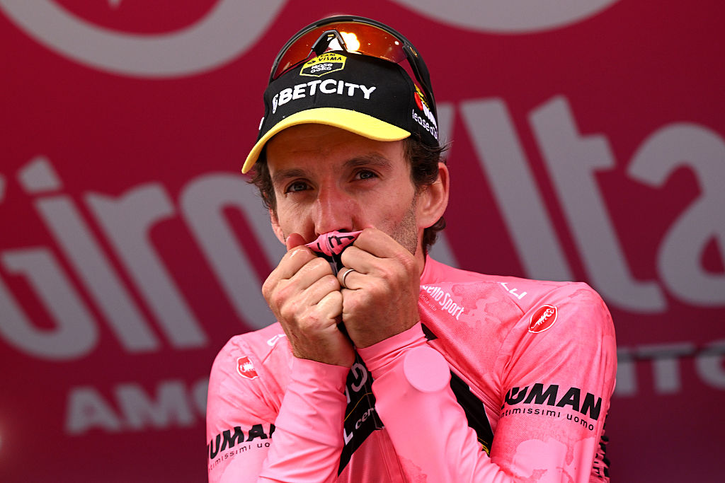 SESTRIERE VIALATTEA ITALY MAY 31 Final overall winner Simon Yates of Great Britain and Team Visma Lease a Bike celebrates at podium as Pink Leader Jersey winner during the 108th Giro dItalia 2025 Stage 20 a 2053km stage from Verres to Sestriere Vialattea 2036m UCIWT on May 31 2025 in Sestriere Vialattea Italy Photo by Dario BelingheriGetty Images