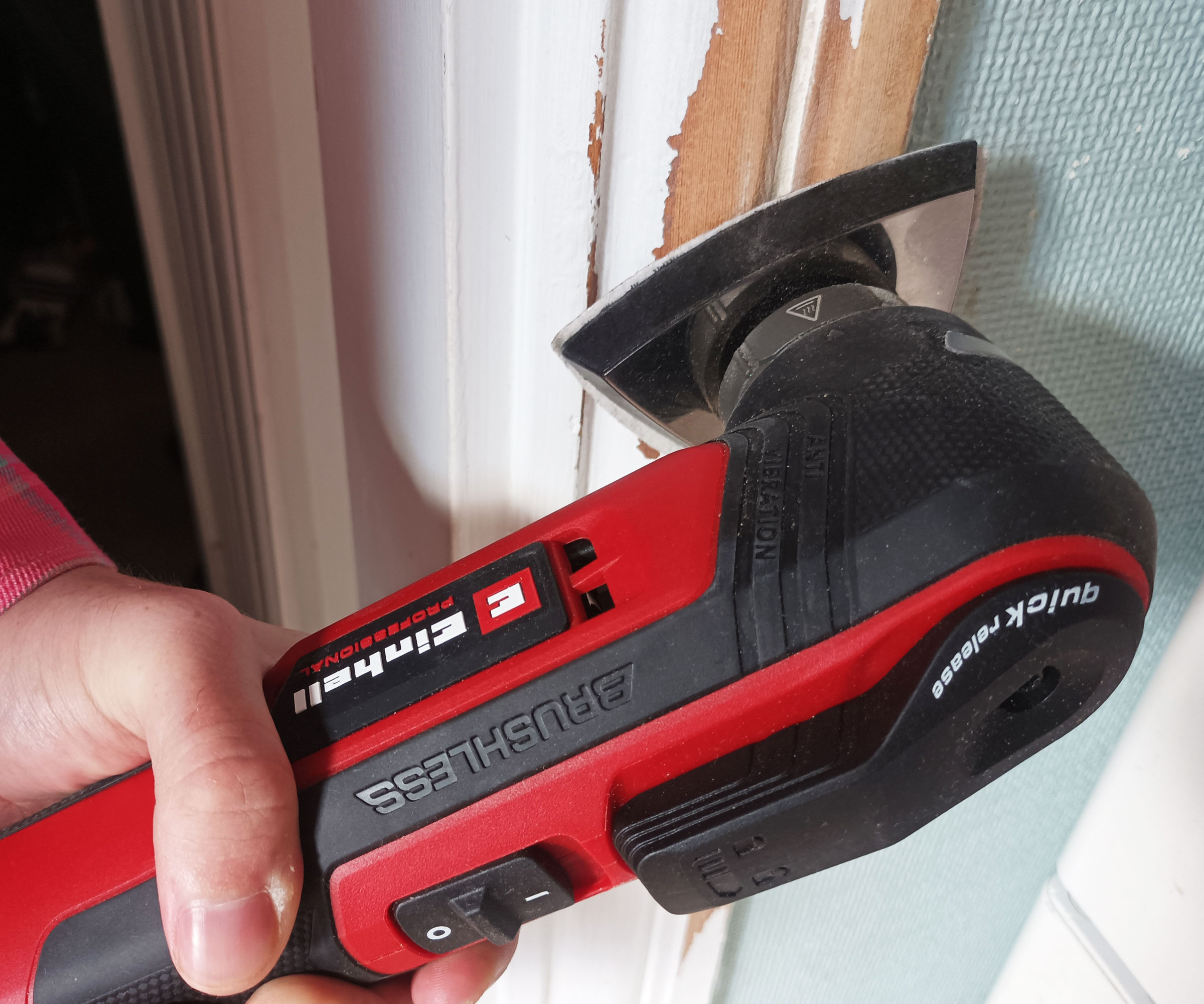Einhell Multitool with Sander attachment, sanding painted architrave