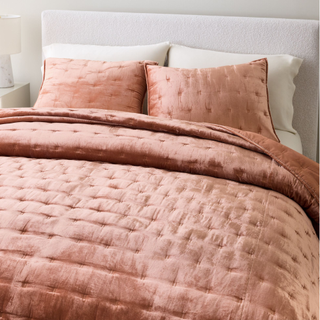 pink quilt and shams