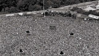 A Grateful Dead Concert in Englishtown, New Jersey in 1977 attracts 125,000 fans