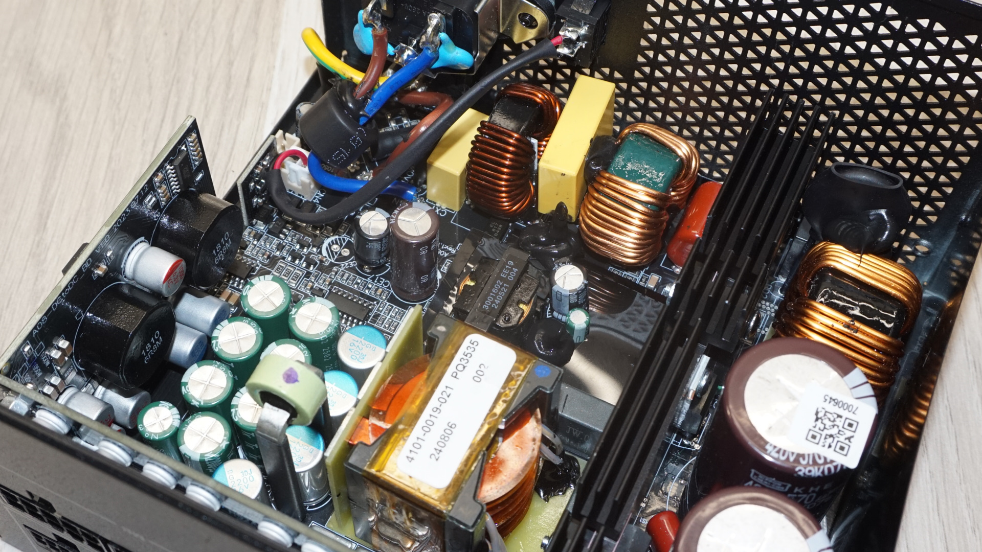Montech Century II Gold 1050W ATX 3.1