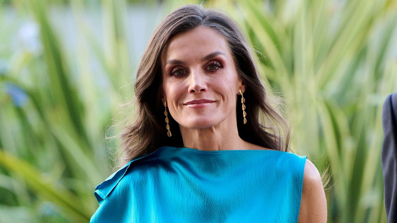 Queen Letizia&#039;s silky teal co-ord