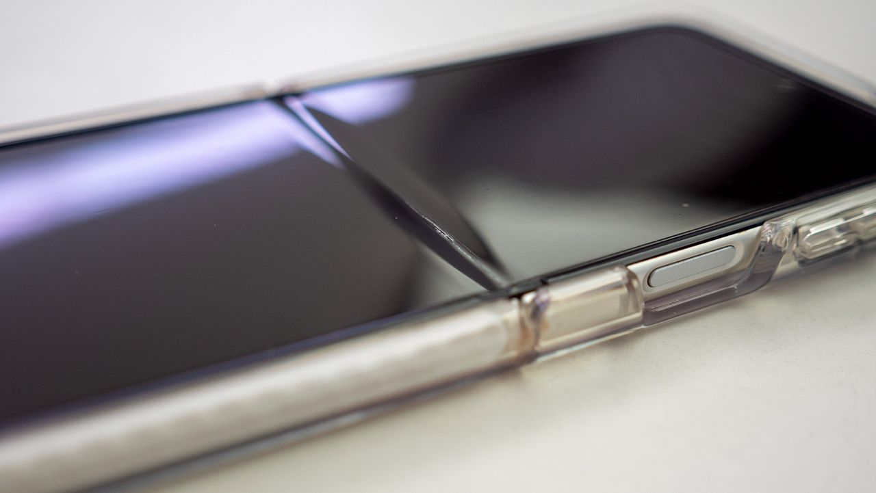 Galaxy Z Flip 3 screen protector wear and tear after 10 months' usage