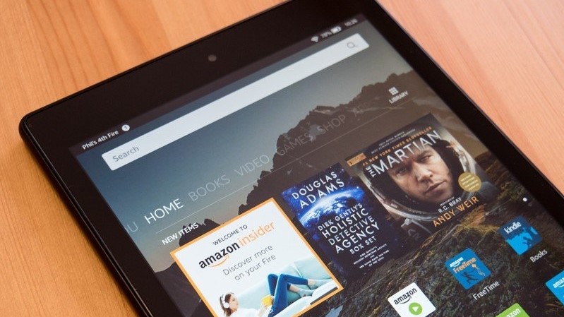 Amazon Fire HD 10 sobre una mesa de madera