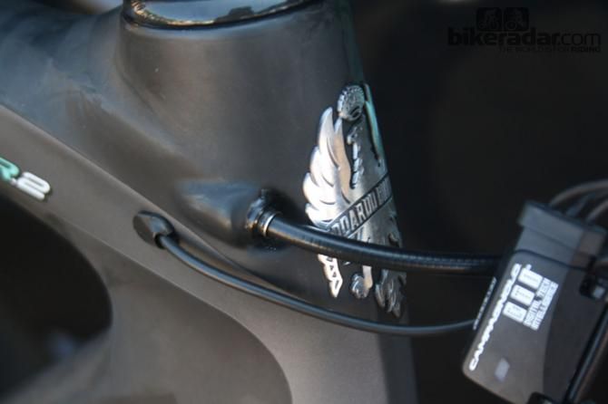 The frame&rsquo;s cable routing is internal and it is compatible with both electronic and mechanical systems